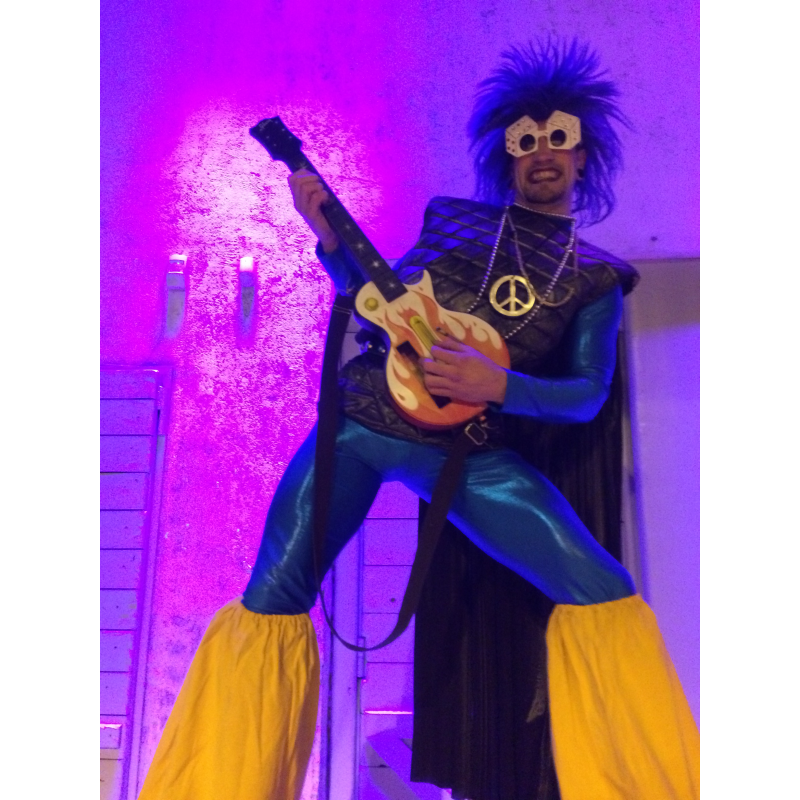 Rockeros en zancos