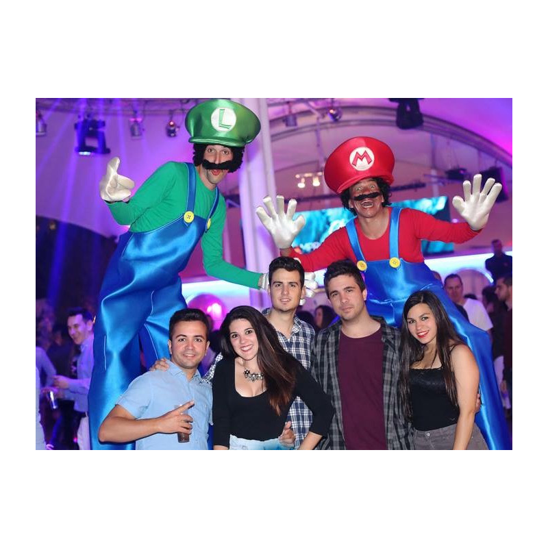 Mario Bros y Luigi en zancos